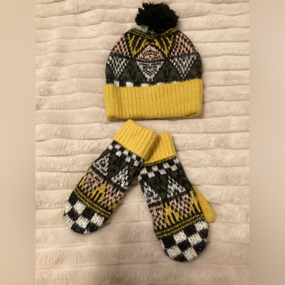 Urban Outfitters Accessories - Urban outfitters hat and glove set